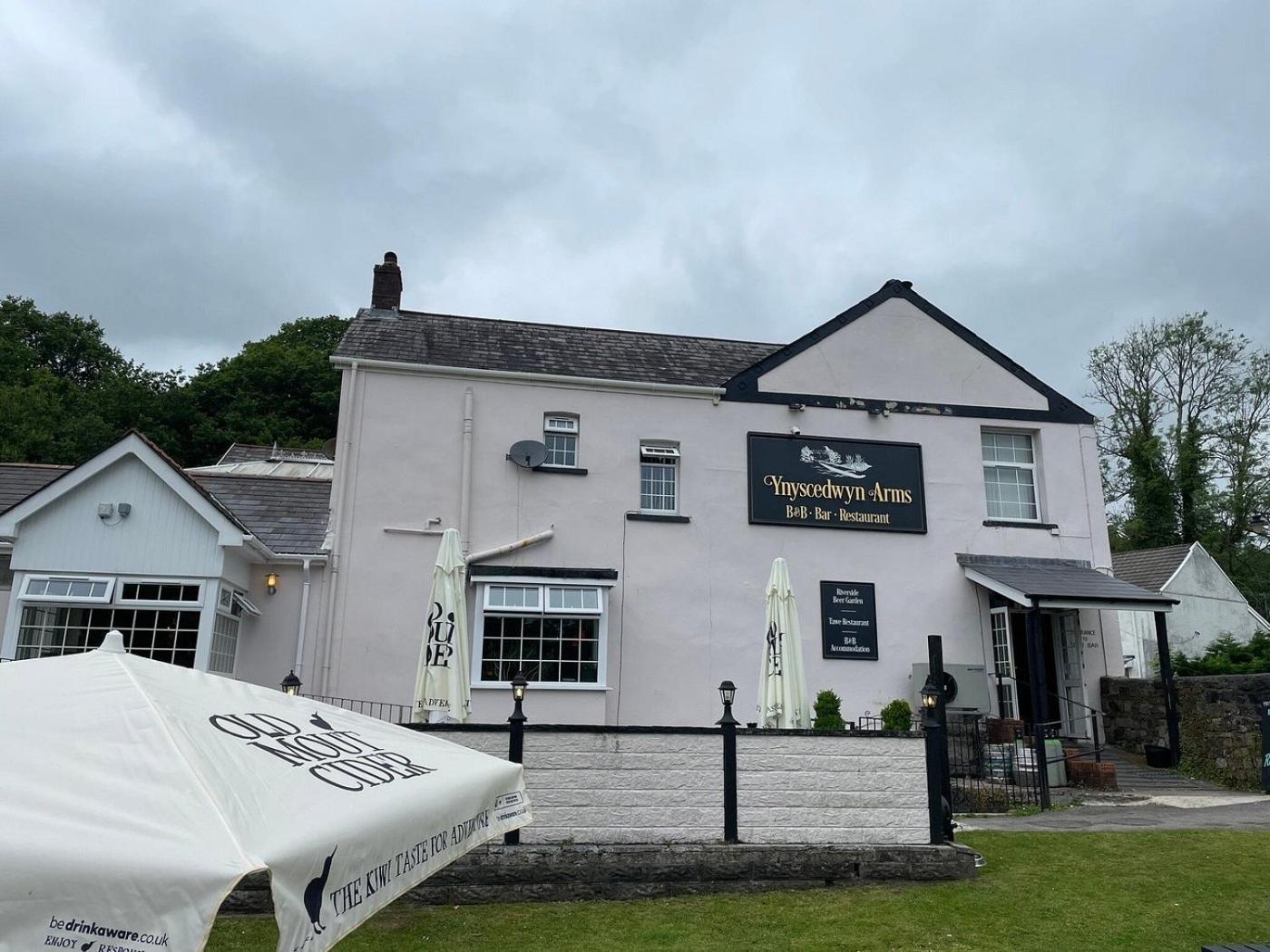 Ynyscedwyn Arms Hotel Ystradgynlais Exterior foto