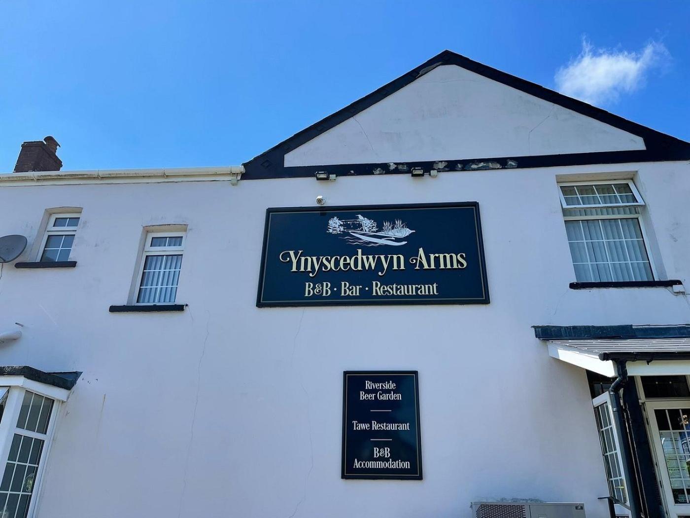 Ynyscedwyn Arms Hotel Ystradgynlais Exterior foto